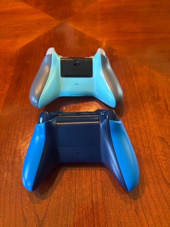 2 Xbox Wireless Controllers – Tested, Works Perfectly - Picture 2 of 4